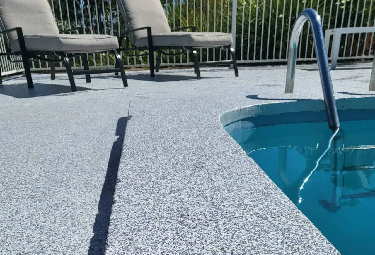 Contour de piscine revêtu de flocons antidérapants gris et noir