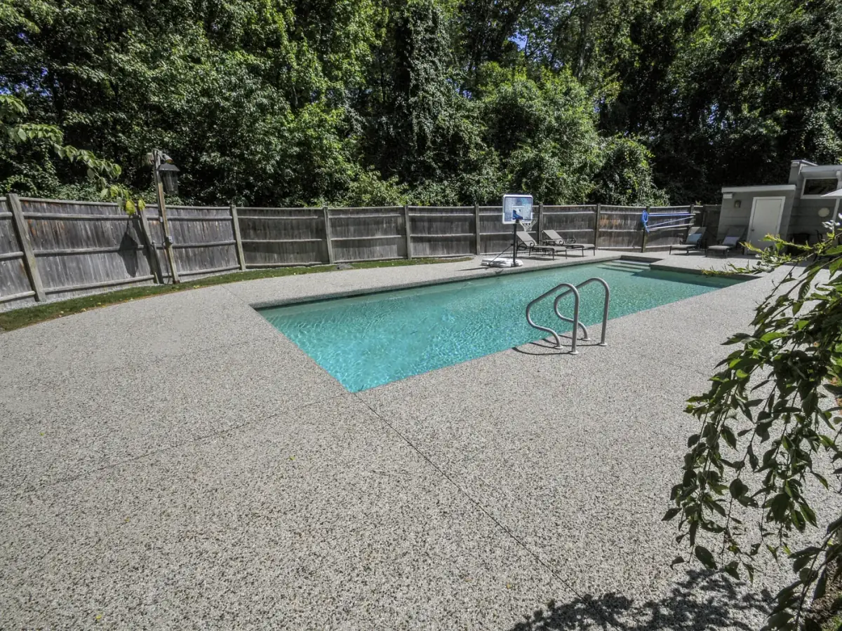 Contour de piscine antidérapant aux flocons gris